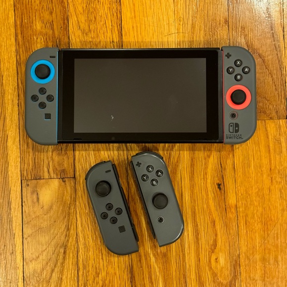 Nintendo Switch Bundle with accessories - Picture 3 of 5